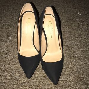 Black solid pumps used. ❤️